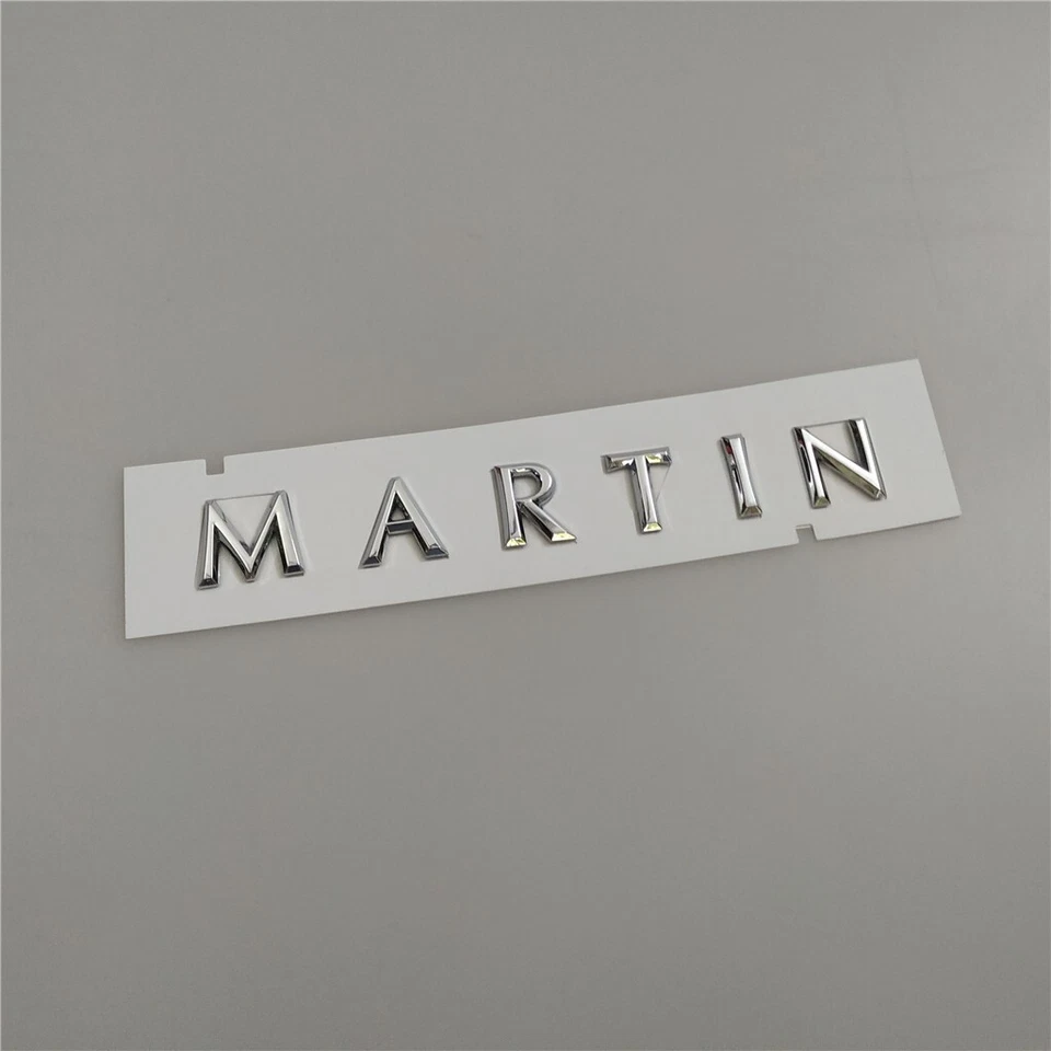 Emblema traseiro cromado Aston Martin DBX e DBS Superleggera Script Badge - Imagem 2 de 4