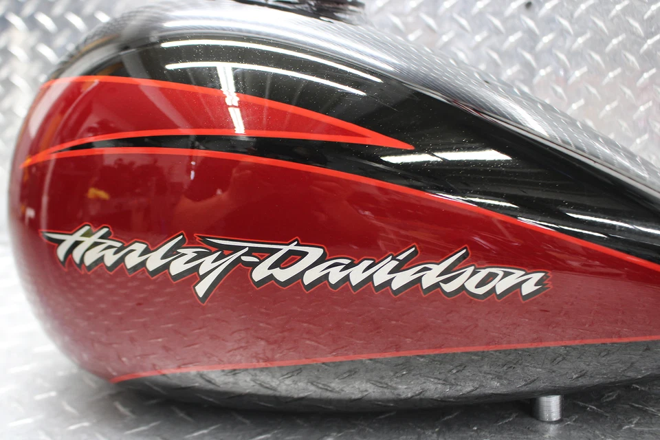 2017 Harley-Davidson Street Glide CVO LIQUID COOLED FLHXSE GAS TANK - Image 3 of 4