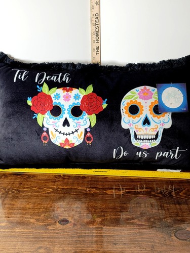Almohada calavera de azúcar Day of the Dead Til Do Us Part negra con flecos 26" x 14" - Imagen 5 de 8