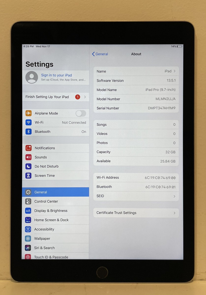 Apple iPad Pro 1st Gen. 32GB, Wi-Fi, 9.7 in - Space Gray - Read