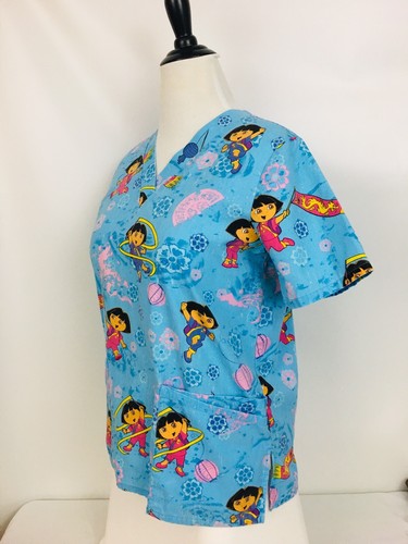 DORA the EXPLORER Clinic Hospital Medical Child Care Scrubs Top Size S - Foto 2 di 5