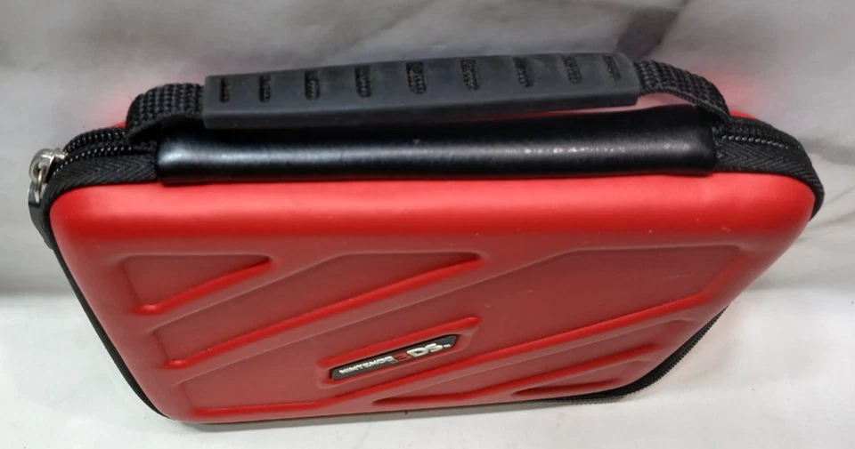 Estuche rígido con cremallera roja para Nintendo 3DS diseñado por R.D.S Foto 2 de 4