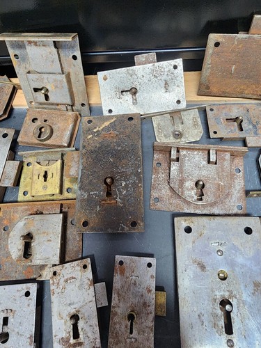 HUGE LOT OF ANTIQUE DRAWER/CABINET LOCKS and KEYS - Picture 6 of 13