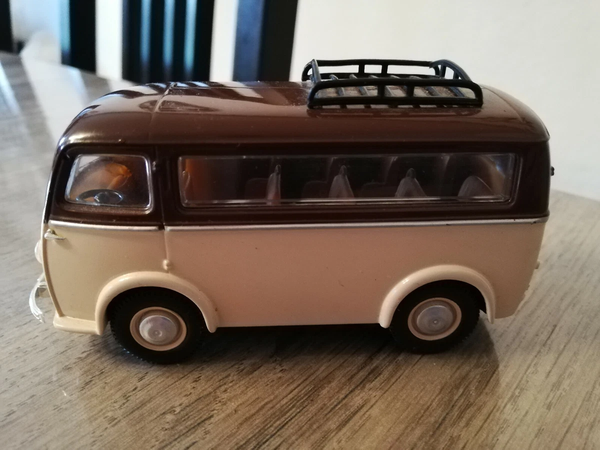 Un lot de 10 boîtes de véhicules Corgi Classics en boîte com