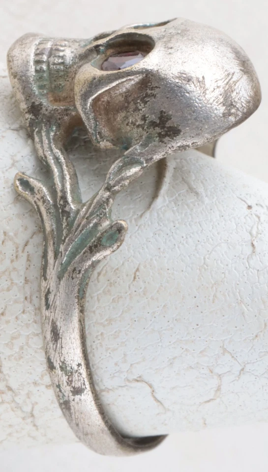 Anillo Calavera con Huesos de Ojos Segunda Guerra Mundial Esqueleto Segunda Guerra Mundial Cabeza Muerta Primera Guerra Mundial Joyería Primera Guerra Mundial Horror Foto 3 de 4