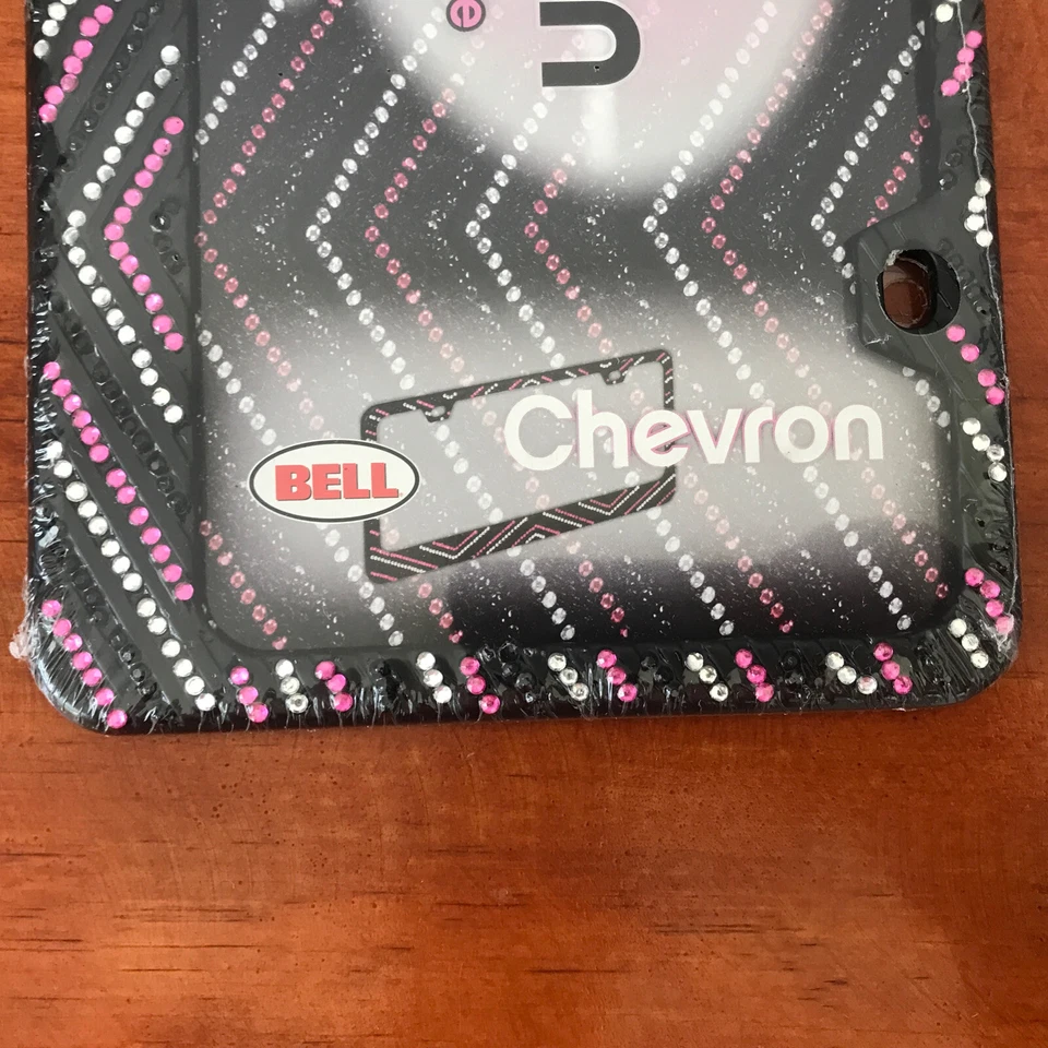 全新 Bell Automotive 通用黑色/粉红色雪佛龙车牌架,46538-8 — 第 2/3 张图片