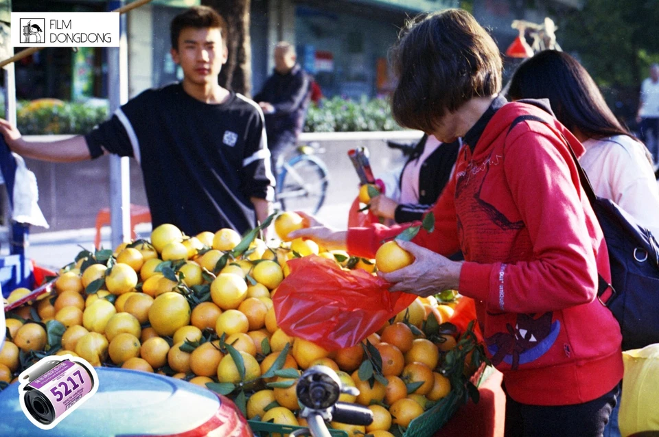 [4 rolls] 135 KodakVision 2 5217/200T, Now ISO100, Color Negative Motion film - Image 3 of 4