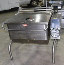 GROEN MODEL: BPM-40G - 40 GAL. TILTING BRAISING PAN, NATURAL GAS/120 V.