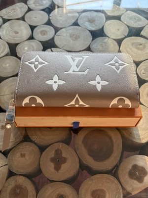 Women's Luxury Leather Wallet Beige And White Graphic Multi Pocket Brand New
