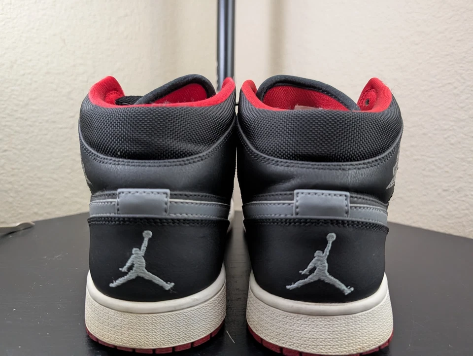 Air Jordan 1 Mid Negro/Gris Frío-Rojo Gimnasio Hombre Talla 11 (554724-004) Foto 2 de 4