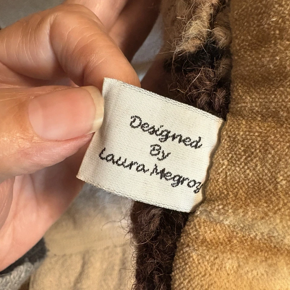 Chandler 4 Esquinas Laura Megroz Chocolate Lab con Bufanda Roja - Almohada de Lana Enganchada Foto 4 de 4