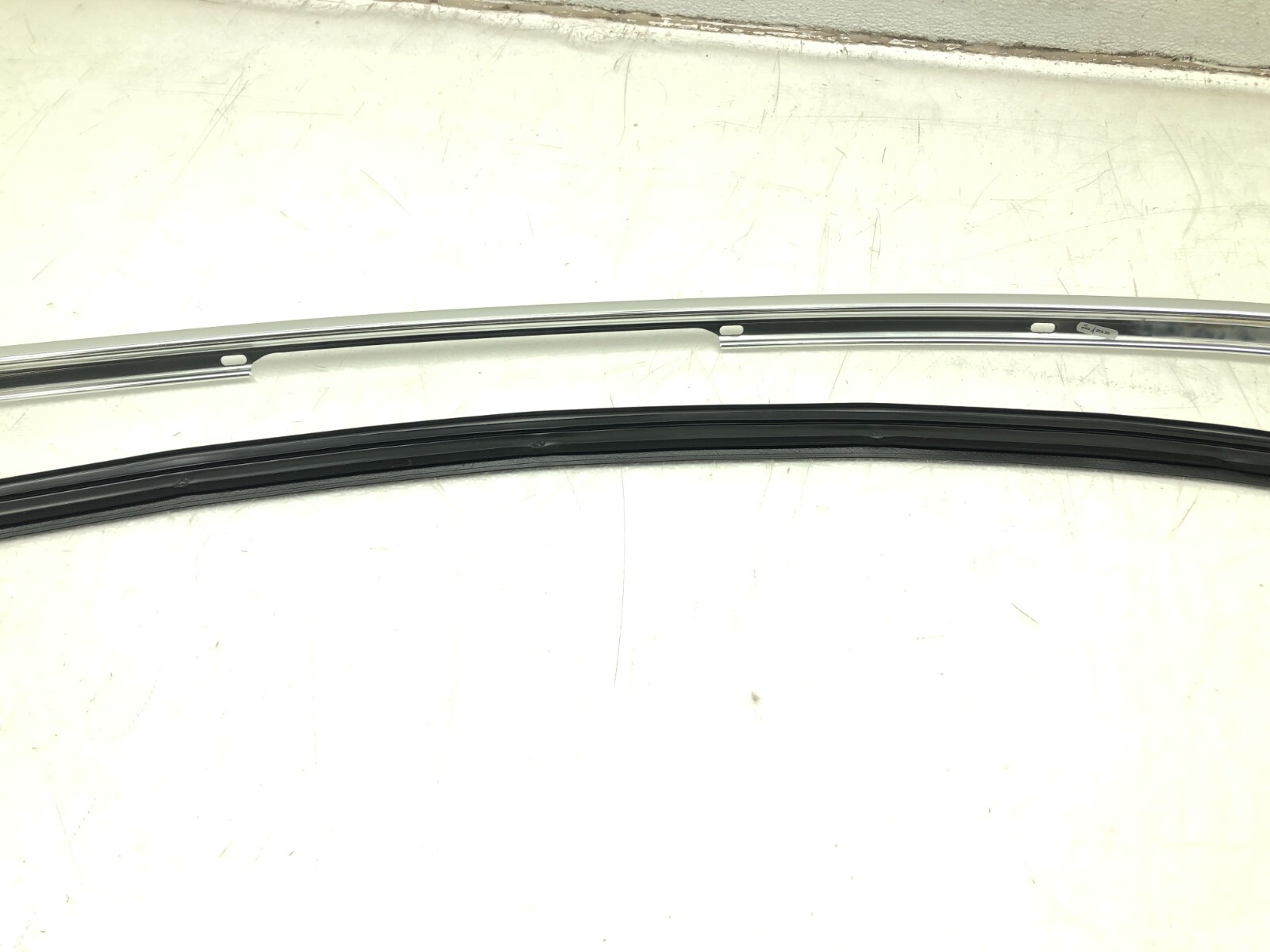 2017-2020 MASERATI LEVANTE RIGHT PASSENGER SIDE UPPER DOOR ROOF DRIP MOLDING OEM