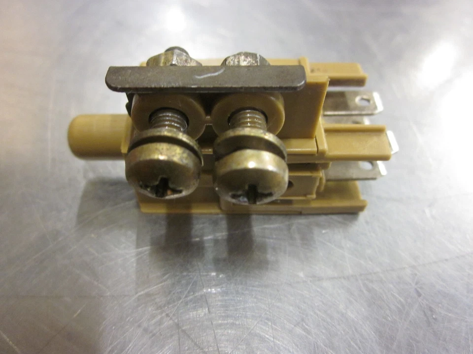 Interruptor de seguridad de freno para tractor cortacésped Kubota TG1860 K1122-62250 diésel Foto 2 de 3