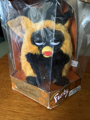 VINTAGE 1999 HALLOWEEN ORANGE WITCH FURBY LIMITED EDITION 70-887 NEW Damaged BOX