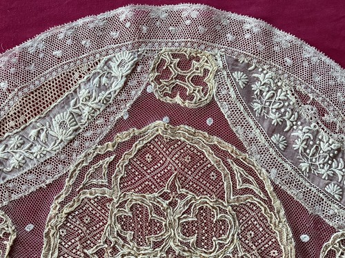 Ancien napperon linon brodé et dentelles (Normandy lace), Diamètre 32/33 cm - Bild 3 von 4
