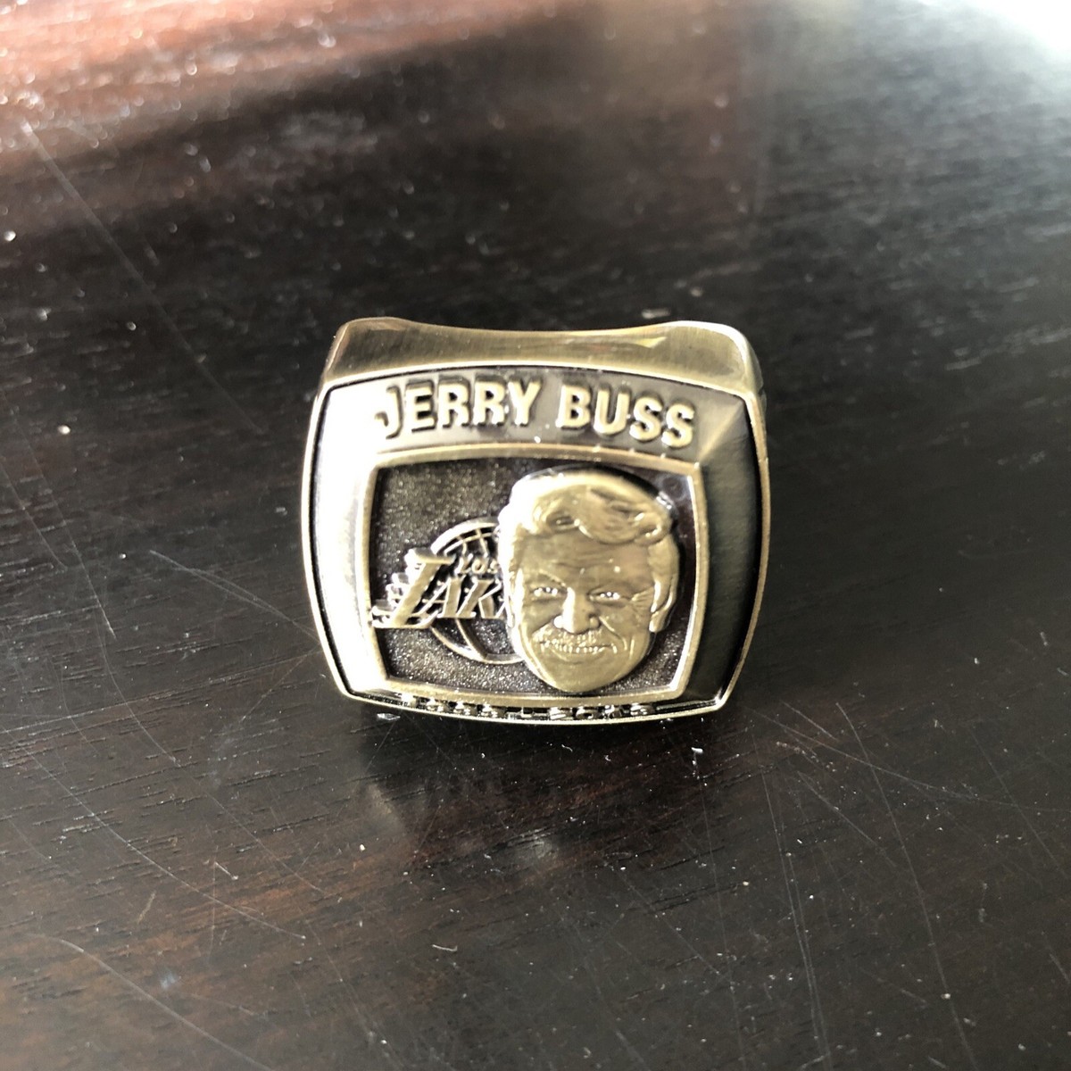 レイカーズ　LA Lakers JERRY BUSS 特大記念リング レイカーズ LA Lakers JERRY BUSS 特大記念リング - メルカリ