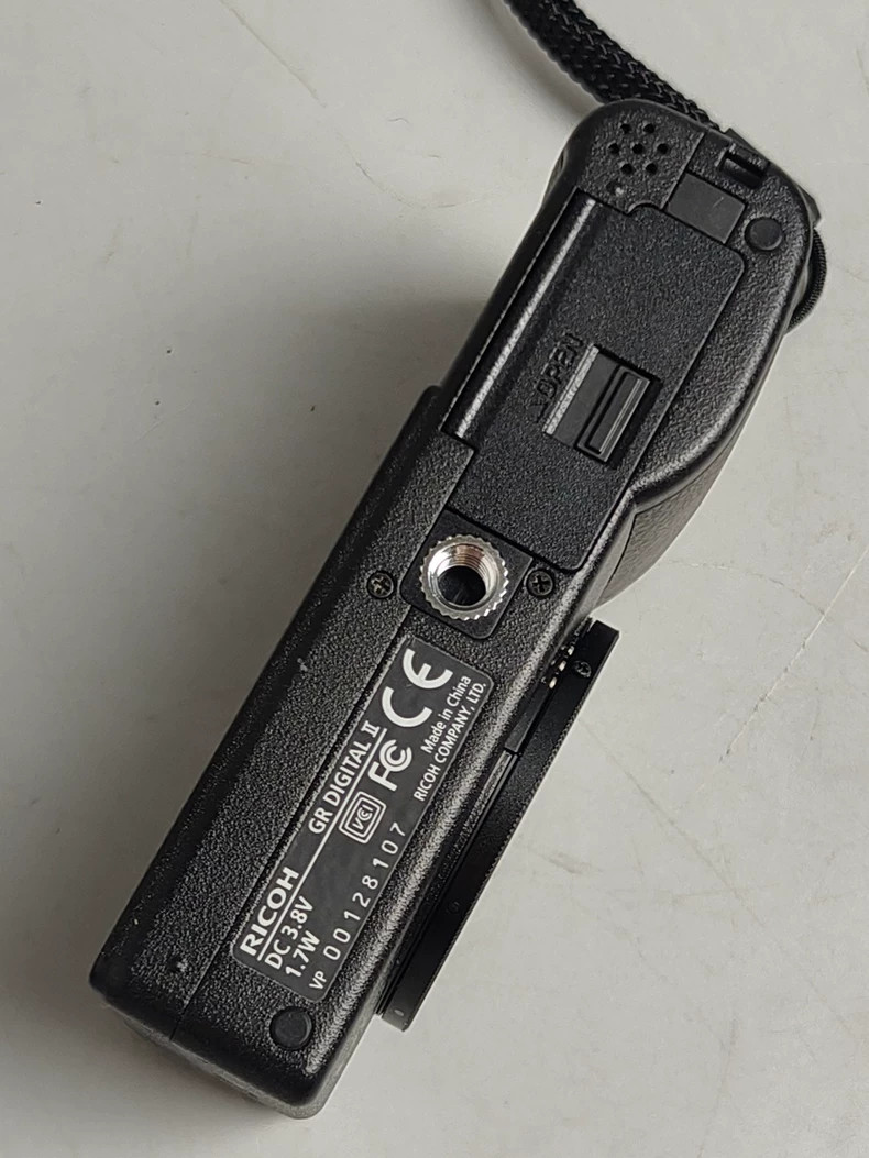 Ricoh GR Digital II GRD2 Compact Digital Camera Built-in Flash