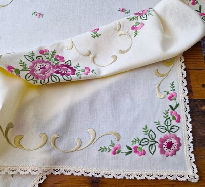 Vintage Tischdecke mit Stickerei und Spitzen - Gr. 195 x 130 cm.