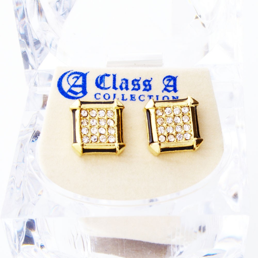 Золотые побрякушки обледенели на ВЫМОЩЕННОЙ КАМНЕМ ПЛОЩАДИ 1990₽