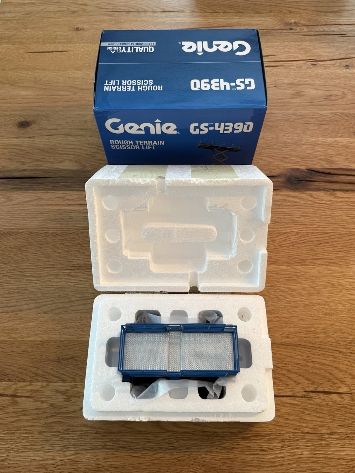 NZG 9951 Genie GS-4390 Rough Terrain Scissor Lift 1/32 Model - New Box Damaged 3