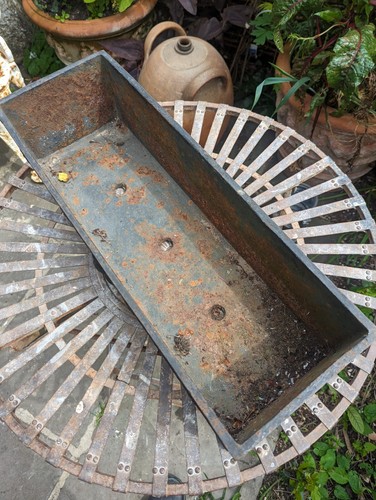 Outstanding Victorian Medium Rectangular Cast Iron Planter - Picture 3 of 6