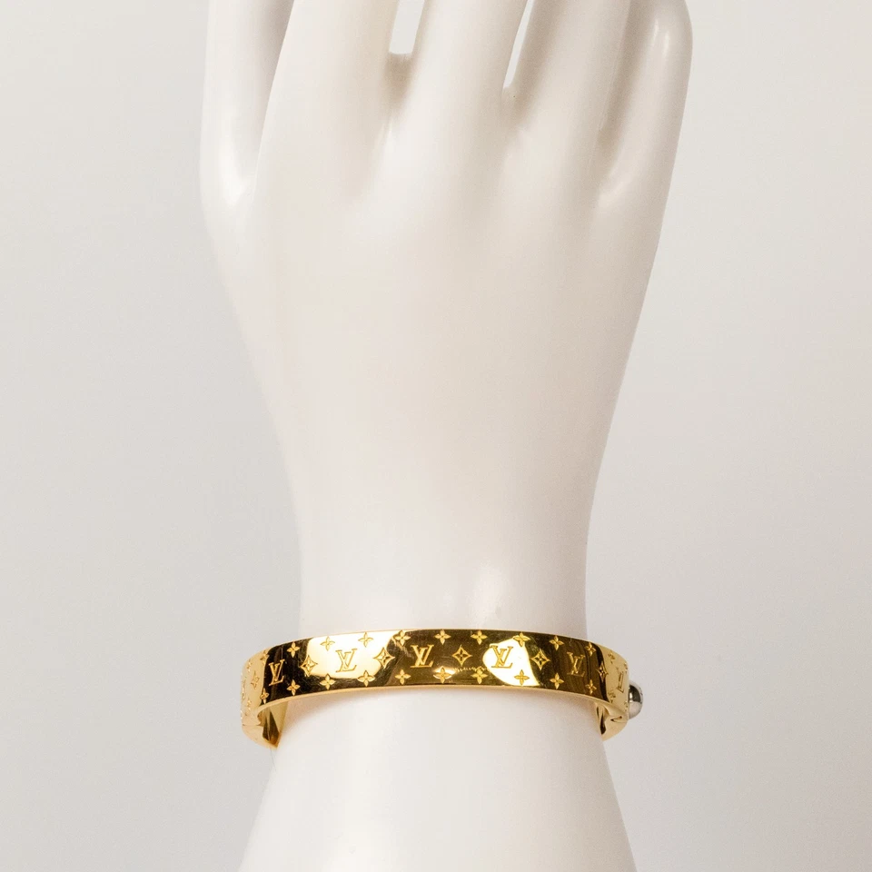 Pulseira LOUIS VUITTON com punho de nanograma tom dourado M00251 tamanho P 16cm autêntica[S] - Imagem 2 de 4