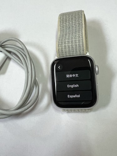 Apple Watch Series 4 44 mm boîtier en aluminium argenté bracelet sport (GPS)