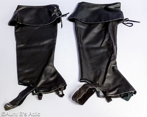 Musketeer Costume Men's 5 Pc Blue & Blk Sleeved Tabard Pants Gauntlets & Hat - Picture 18 of 18