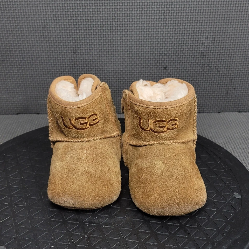 Botas Ugg Jesse II para niños pequeños talla 1 marrón beige botines forrados de piel sintética Foto 2 de 4