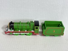 Tomy Thomas Plarail Henry con tavola da corsa bianca