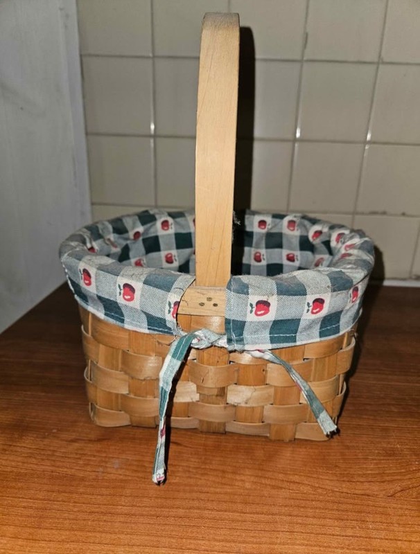 Apple lined Basket