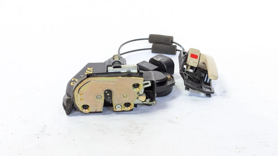 Actuador de cerradura de puerta de pasajero trasero derecho Toyota Highlander 01-07 OEM Foto 3 de 4