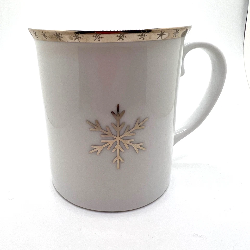 CANECA DE NATAL BRILHANTE - Porcelana - Floco de neve dourado e acabamento - Target Home - Excelente estado usado - Imagem 2 de 4
