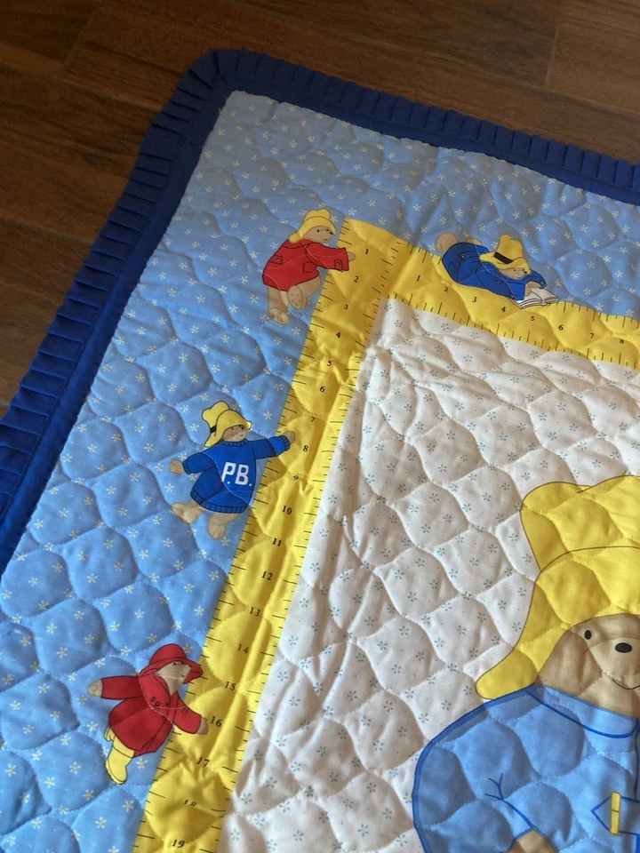 Edredón de bebé vintage Paddington Bear acabado a mano sin usar 37" x 44" con volantes Foto 4 de 4