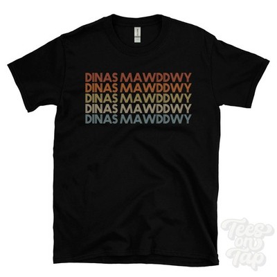 DINAS MAWDDWY WIEDERHOLTES RETRO-STIL T-SHIRT Herren & Damen UK Ortsname Geschenk