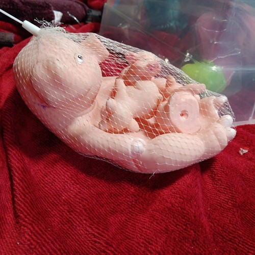 Rubber Pig with A family of Three Bathing & playing Baby Bath Toy Float Pigs - Picture 4 of 6