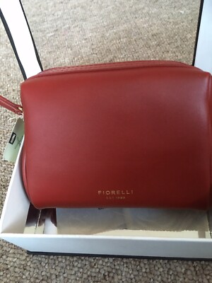 Brandneu mit Etikett Original Fiorelli dunkelrot kleine Make-up Tasche kommt mit Fiorelli Geschenkbox