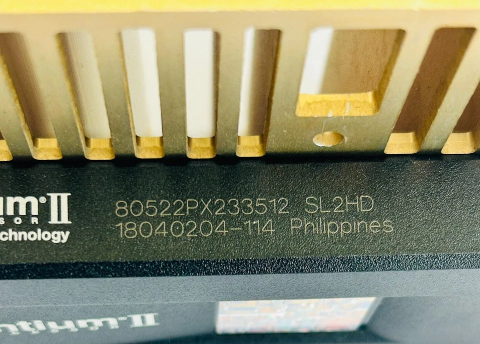 Intel Pentium II SL2HD 233MHz 233/512/66/2.0V Slot 1 CPU With Heatsink - Image 2 of 4