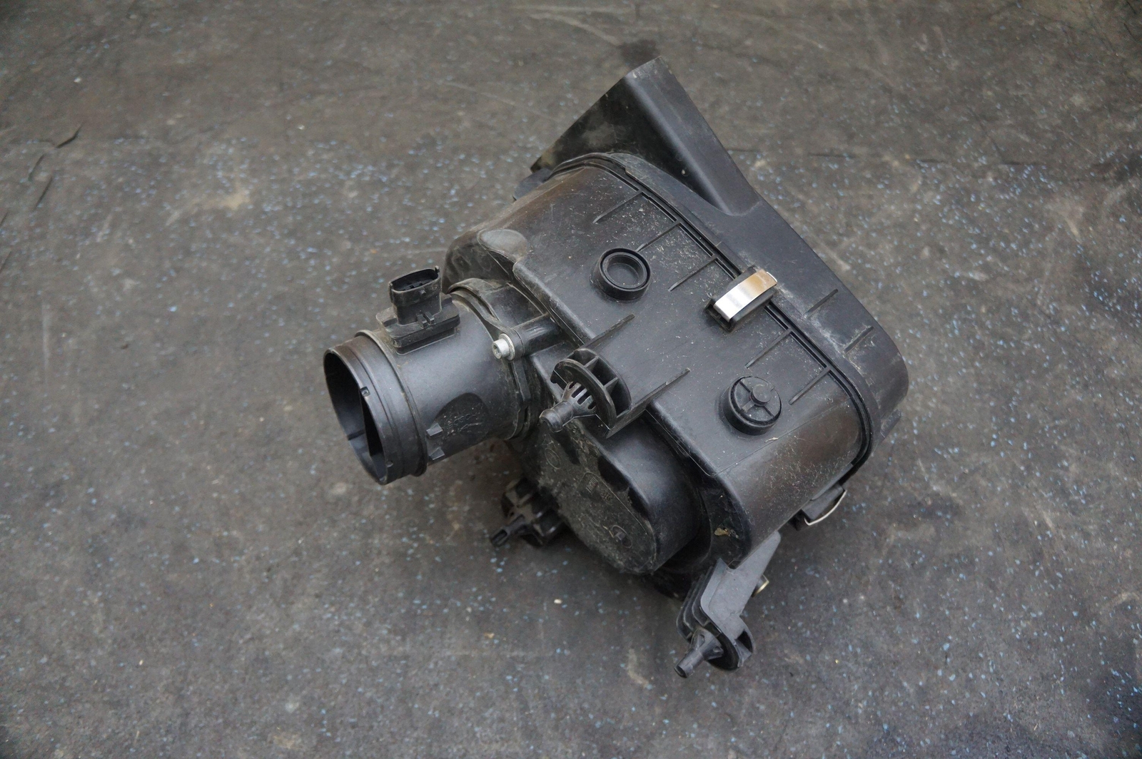 Maserati Ghibli 2014-2017 Left Air box top P/N 670005844