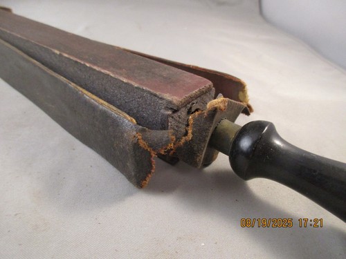 Rasoio vintage in pelle senza marchio barbiere negozio strop stick manico legno cattive condizioni - Foto 2 di 5