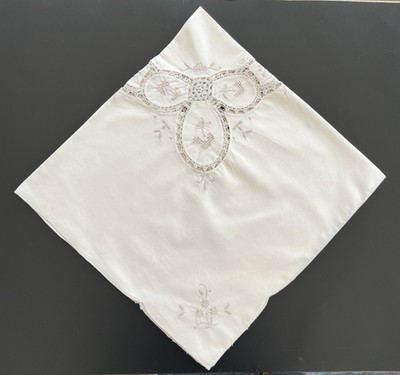 Vintage - Creme besticktes/gezeichnetes Garn - Tischdecke - 79 cm x 80 cm