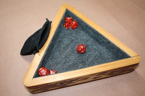 "Bandeja de dados triangular hecha a mano con conjunto de dados rojos - "La gran conflagración" - Imagen 12 de 12