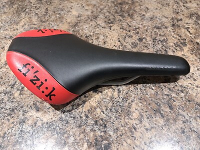 Fizik Antares Wing Flex Sattel in schwarz und rot
