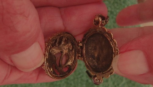 COLLAR MEDALLÓN VINTAGE TONO DORADO CON FLECOS COLGANTE SERPIENTES - Imagen 11 de 11