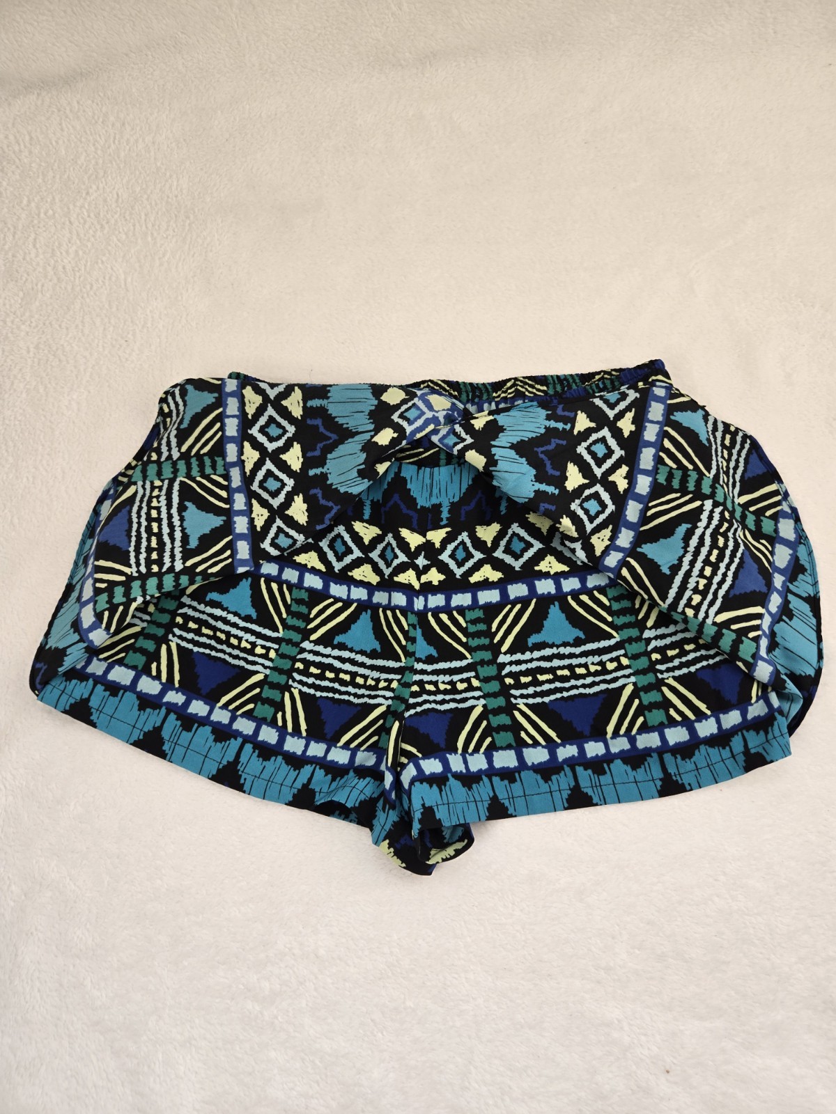 bebe shorts Vibrant geometric pattern - image 5