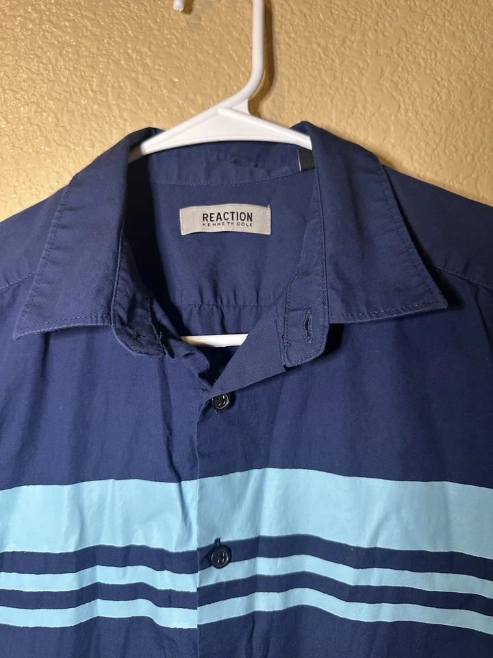 Camisa Kenneth Cole Reaction Súper Ajustada Para Hombre Pequeña Con Botones Azul Marino Foto 4 de 4