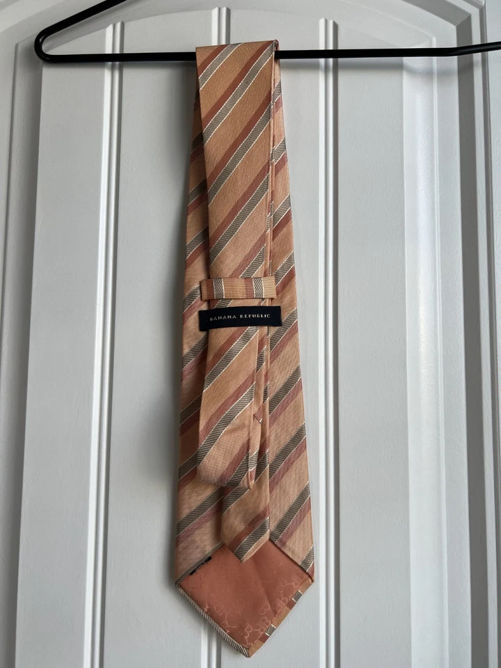Corbata de seda Banana Republic melocotón y rosa a rayas diagonales de diseñador Foto 2 de 2