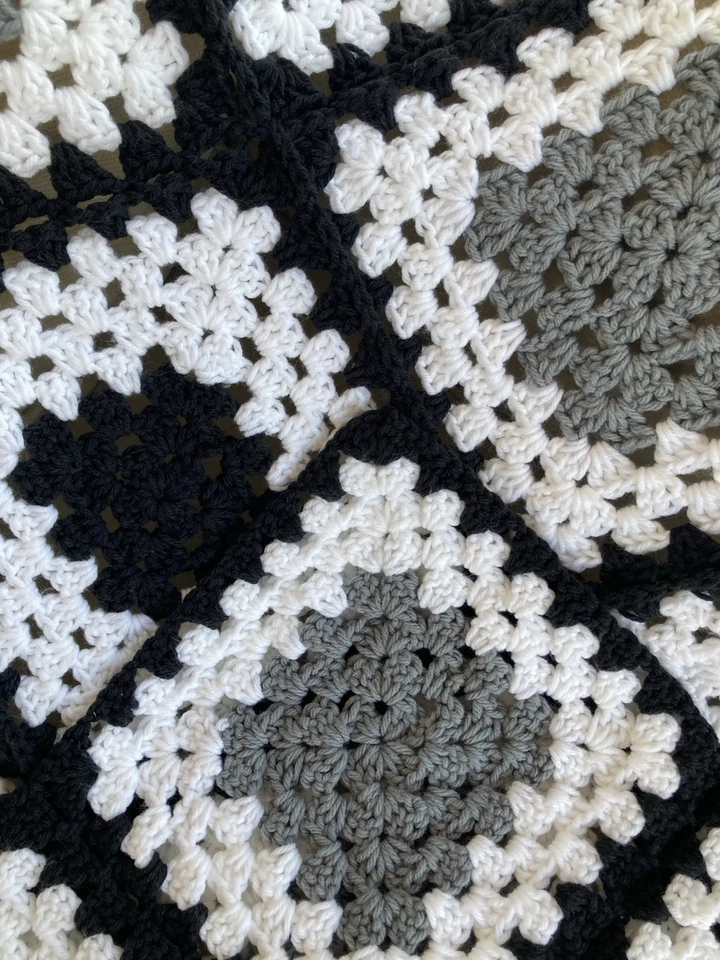 "NUEVO-hecho a mano ganchillo afgano abuela cuadrado negro, gris, blanco aprox 59x39""" Foto 4 de 4