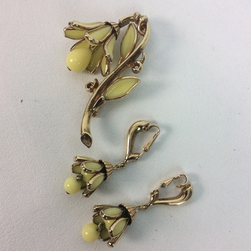 Vtg Crown Trifari Pat. Pend. Yellow Glass Gold tone pin brooch Earrings Set - Picture 3 of 9