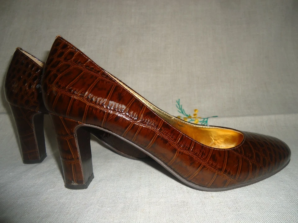 NINE WEST Tacones Marrón Imitación Piel de Caimán Damas Talla 7.5B Con Forro Dorado Usados en Excelente Condición Foto 2 de 4